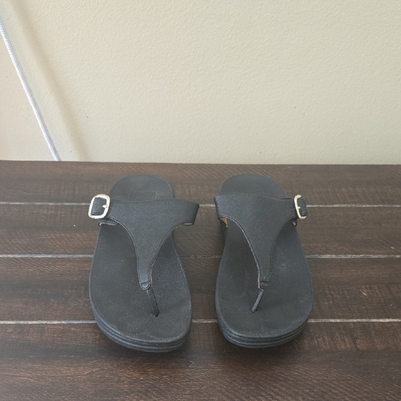 FitFlop Black Leather Wedge Buckle Thong Sandals Size 7 - Picture 1 of 11